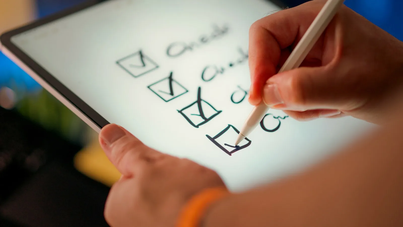 Main cochant les items d'une checklist sur tablette